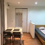 Kert kapcsolatos lakás privát parkolóval